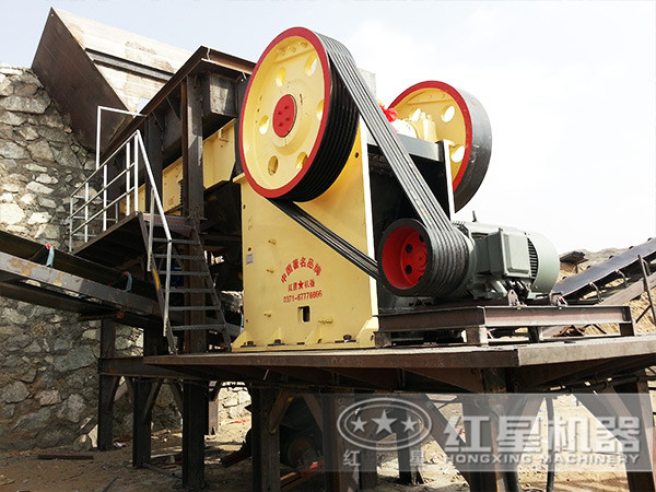 作業(yè)中的750x1060顎式破碎機(jī) 作業(yè)中的750x1060顎式破碎機(jī)