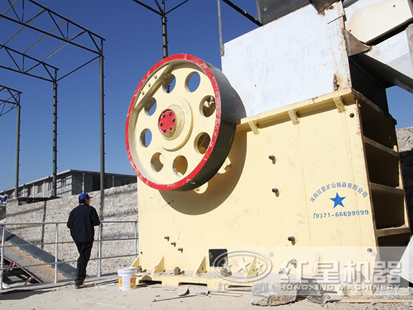 作業(yè)中的新一代PE系列顎式破碎機 作業(yè)中的新一代PE系列顎式破碎機