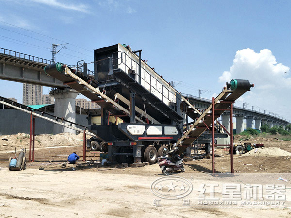 作業(yè)中的新型車(chē)載碎石機(jī) 作業(yè)中的新型車(chē)載碎石機(jī)