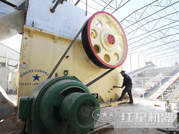 PE750*1060鄂式破碎機(jī)安裝生產(chǎn)客戶現(xiàn)場 PE750*1060鄂式破碎機(jī)安裝生產(chǎn)客戶現(xiàn)場