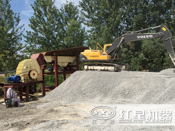 錘式礦石破碎機(jī)作業(yè)客戶現(xiàn)場 錘式礦石破碎機(jī)作業(yè)客戶現(xiàn)場