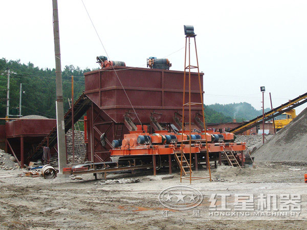 輥式破碎機(jī)作業(yè)現(xiàn)場(chǎng) 輥式破碎機(jī)作業(yè)現(xiàn)場(chǎng)