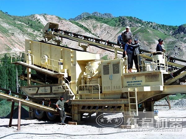 流動(dòng)汽車載式碾石機(jī)工作現(xiàn)場 流動(dòng)汽車載式碾石機(jī)工作現(xiàn)場