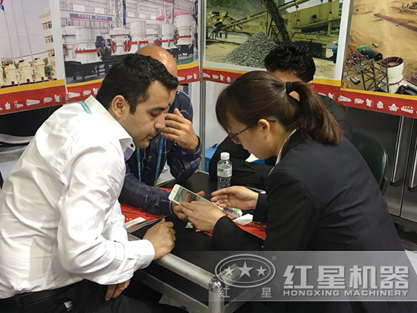 產(chǎn)品經(jīng)理正在為預約來廠客戶做詳細講解 產(chǎn)品經(jīng)理正在為預約來廠客戶做詳細講解