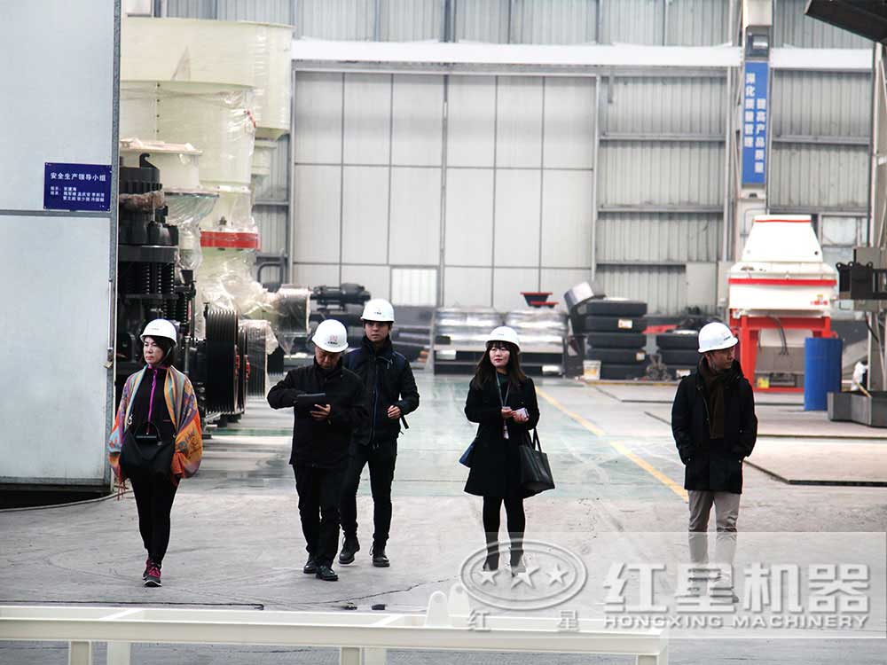 客戶來廠參觀單缸圓錐破碎機(jī) 客戶來廠參觀單缸圓錐破碎機(jī)