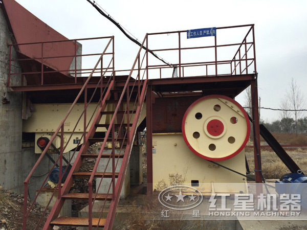 顎破碎石機作業(yè)現場實拍 顎破碎石機作業(yè)現場實拍