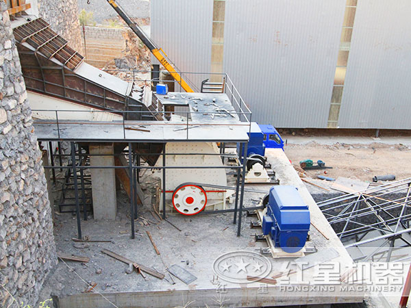 紅星重錘式破碎機作業(yè)于河南新鄉(xiāng)一砂石廠 紅星重錘式破碎機作業(yè)于河南新鄉(xiāng)一砂石廠