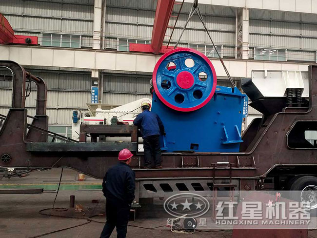 紅星履帶式移動破碎機(jī)生產(chǎn)車間 紅星履帶式移動破碎機(jī)生產(chǎn)車間