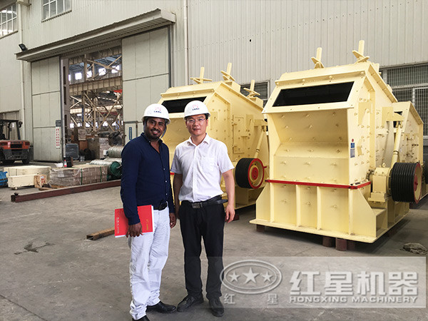 肯尼亞一客戶來廠參觀反擊破設(shè)備 肯尼亞一客戶來廠參觀反擊破設(shè)備