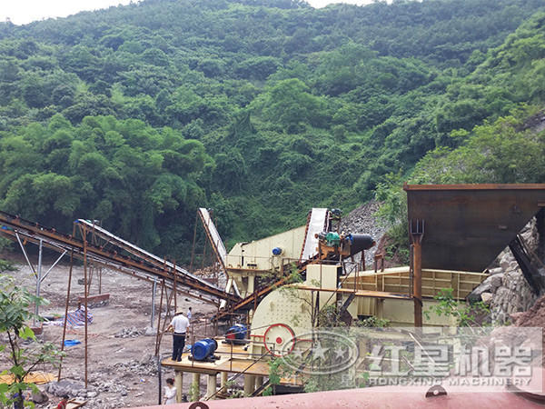 錘式打砂機作業(yè)現(xiàn)場 錘式打砂機作業(yè)現(xiàn)場