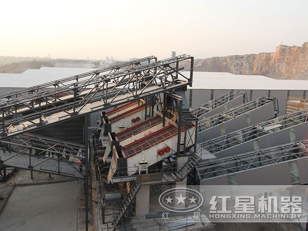 砂石生產(chǎn)線現(xiàn)場(chǎng)一角 砂石生產(chǎn)線現(xiàn)場(chǎng)一角