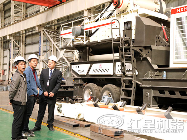 用戶來(lái)紅星考察移動(dòng)破碎車 用戶來(lái)紅星考察移動(dòng)破碎車