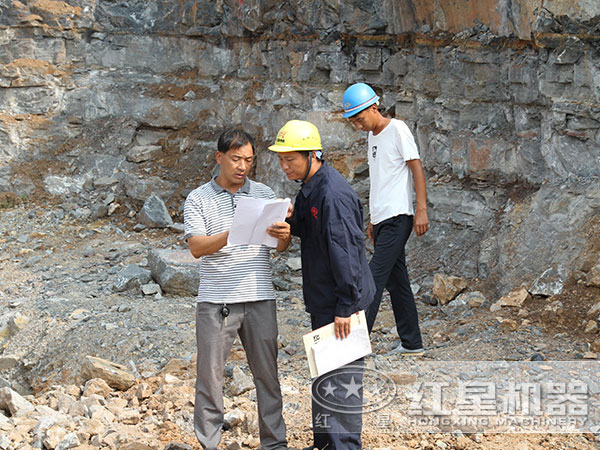 紅星技術(shù)人員現(xiàn)場為用戶指導(dǎo) 紅星技術(shù)人員現(xiàn)場為用戶指導(dǎo)