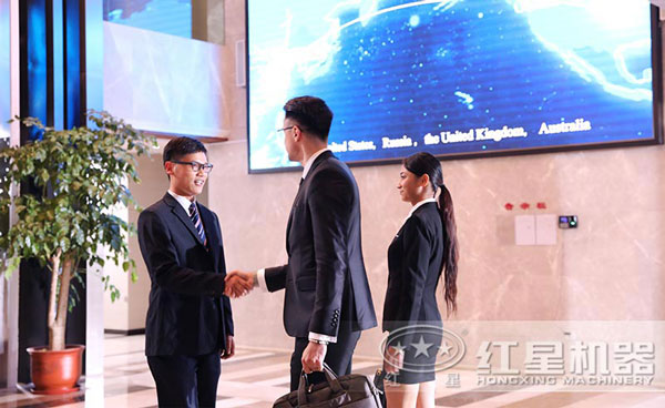 客戶來廠參觀碎煤機(jī) 客戶來廠參觀碎煤機(jī)