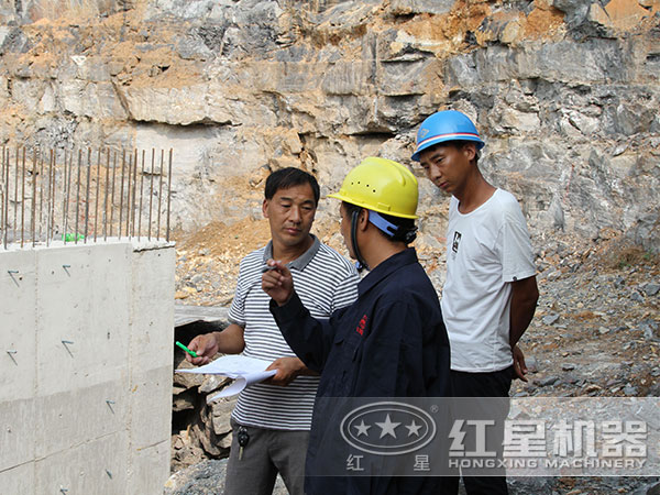 紅星技術(shù)工程師現(xiàn)場指導(dǎo)客戶 紅星技術(shù)工程師現(xiàn)場指導(dǎo)客戶