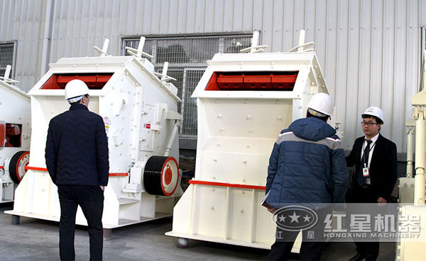 河南紅星技術(shù)人員正在為用戶選型 河南紅星技術(shù)人員正在為用戶選型