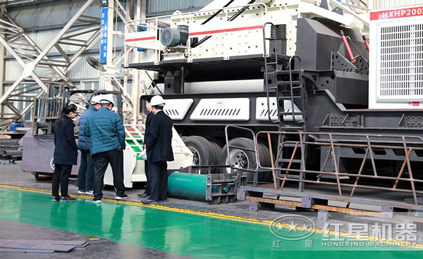 客戶來(lái)廠參觀紅星移動(dòng)制砂機(jī)設(shè)備 客戶來(lái)廠參觀紅星移動(dòng)制砂機(jī)設(shè)備