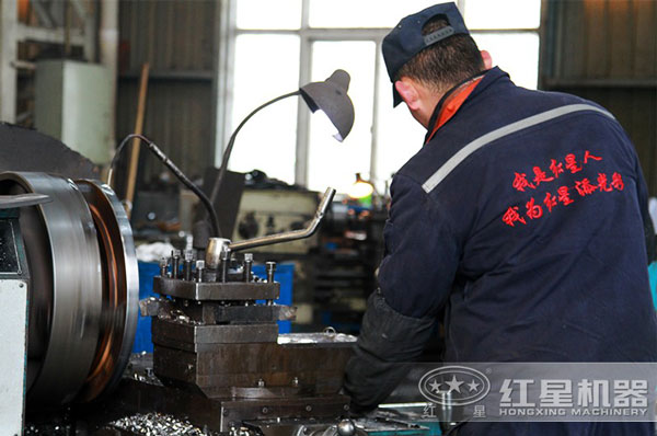 河南紅星技術(shù)人員正在認真的測試 河南紅星技術(shù)人員正在認真的測試