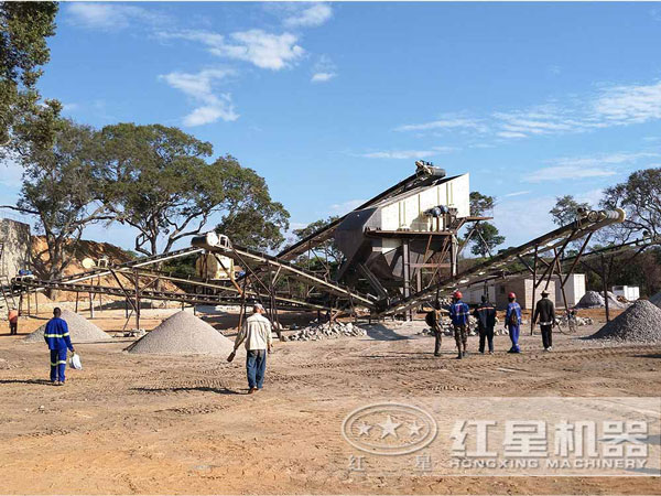 生產(chǎn)多規(guī)格成品的環(huán)保移動破碎機現(xiàn)場 生產(chǎn)多規(guī)格成品的環(huán)保移動破碎機現(xiàn)場