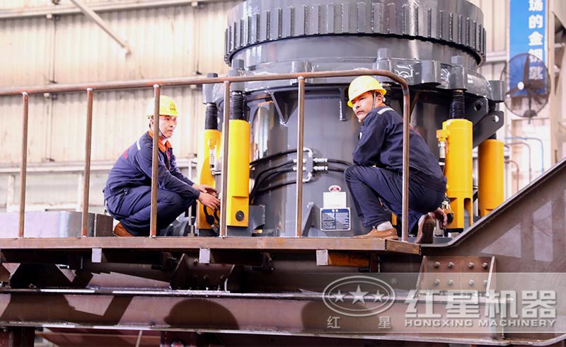 圓錐機技術(shù)工人生產(chǎn)車間 圓錐機技術(shù)工人生產(chǎn)車間