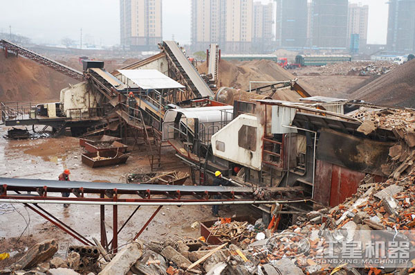 建筑垃圾移動(dòng)粉碎機(jī)作業(yè)現(xiàn)場(chǎng) 建筑垃圾移動(dòng)粉碎機(jī)作業(yè)現(xiàn)場(chǎng)