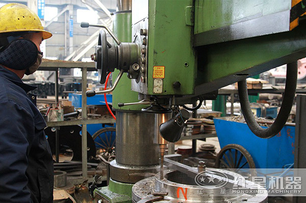 河南紅星青石打石機(jī)生產(chǎn)車間 河南紅星青石打石機(jī)生產(chǎn)車間