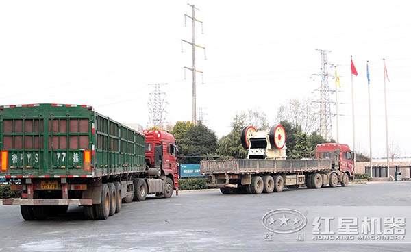 紅星粗碎石料的鄂式破石機(jī)發(fā)往破碎場(chǎng)地 紅星粗碎石料的鄂式破石機(jī)發(fā)往破碎場(chǎng)地