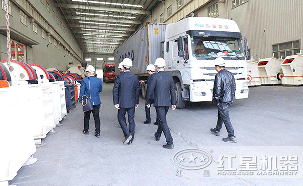 技術經(jīng)理陪同用戶參觀考察紅星設備 技術經(jīng)理陪同用戶參觀考察紅星設備