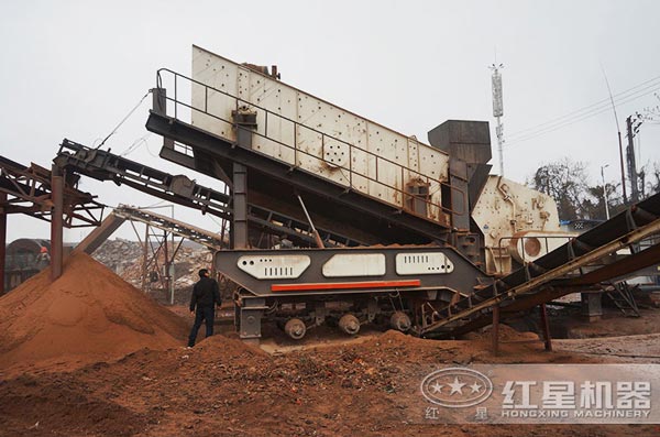 流動石子粉碎機(jī)作業(yè)現(xiàn)場 流動石子粉碎機(jī)作業(yè)現(xiàn)場