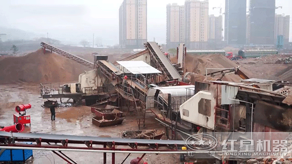 配有除塵設(shè)備的小型移動(dòng)軋石機(jī)破碎現(xiàn)場(chǎng) 配有除塵設(shè)備的小型移動(dòng)軋石機(jī)破碎現(xiàn)場(chǎng)