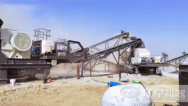 正在生產(chǎn)砂石骨料的移動(dòng)破碎車 正在生產(chǎn)砂石骨料的移動(dòng)破碎車