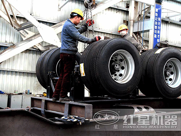 紅星技術(shù)工人正在組裝輪胎驅(qū)動(dòng) 紅星技術(shù)工人正在組裝輪胎驅(qū)動(dòng)