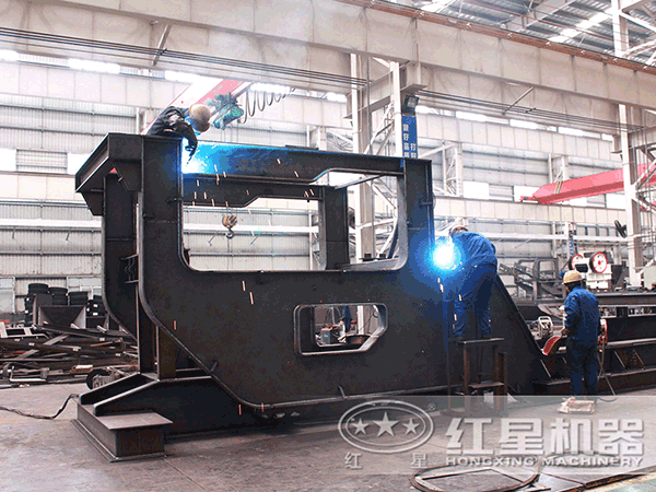 紅星技術(shù)工人正在認(rèn)真的焊接移動(dòng)破碎機(jī)機(jī)架 紅星技術(shù)工人正在認(rèn)真的焊接移動(dòng)破碎機(jī)機(jī)架