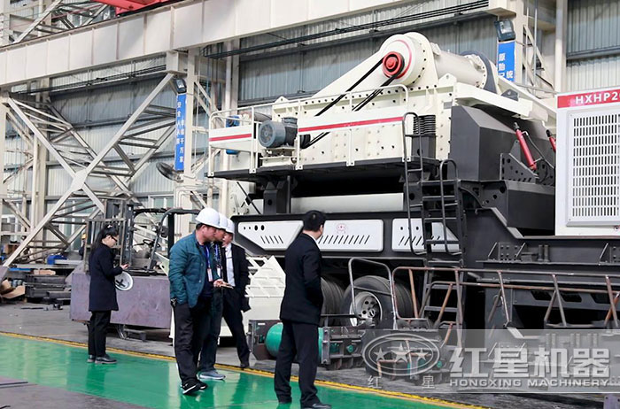 紅星機器技術(shù)經(jīng)理陪同山西用戶參觀移動粉碎設(shè)備 紅星機器技術(shù)經(jīng)理陪同山西用戶參觀移動粉碎設(shè)備