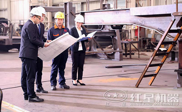 紅星技術(shù)經(jīng)理正在為用戶設(shè)計(jì)打砂生產(chǎn)工藝流程 紅星技術(shù)經(jīng)理正在為用戶設(shè)計(jì)打砂生產(chǎn)工藝流程