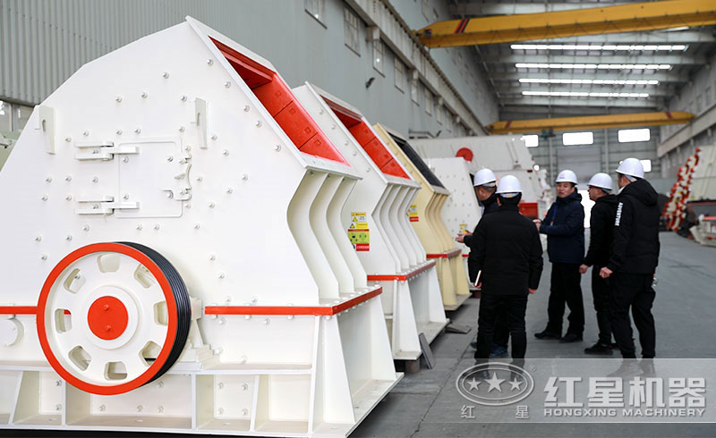 用戶來(lái)廠參觀一次成型的錘式破碎機(jī) 用戶來(lái)廠參觀一次成型的錘式破碎機(jī)