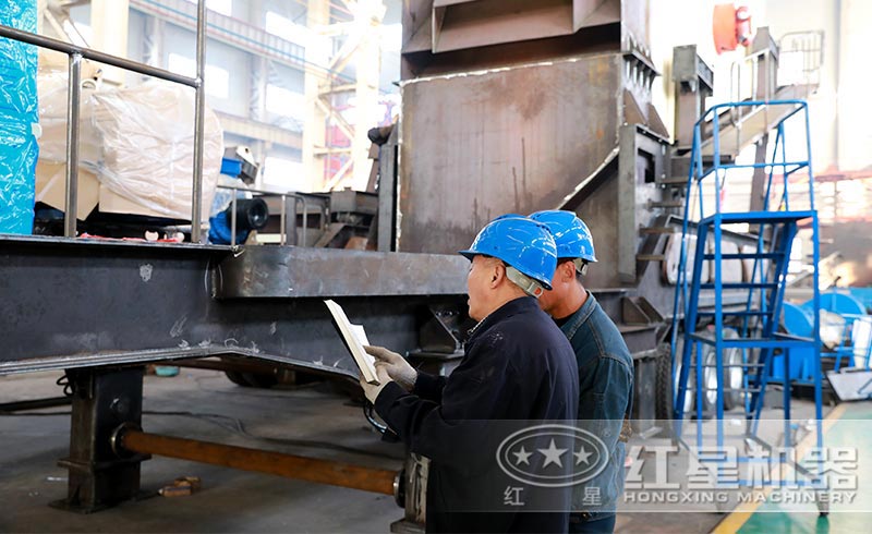 紅星技術(shù)人員正在認(rèn)真比對(duì)移動(dòng)破數(shù)據(jù) 紅星技術(shù)人員正在認(rèn)真比對(duì)移動(dòng)破數(shù)據(jù)