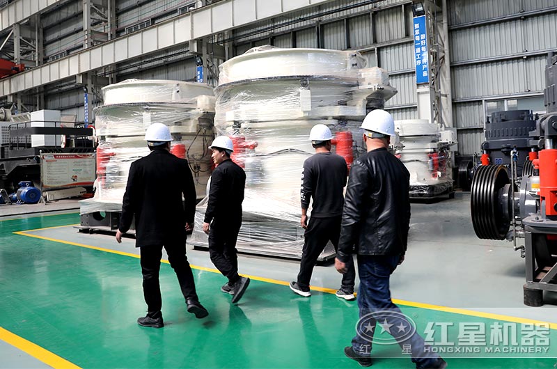 山東用戶來廠考察鵝卵石破碎石子設(shè)備 山東用戶來廠考察鵝卵石破碎石子設(shè)備