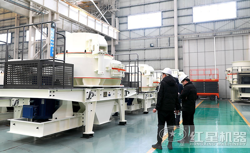 王先生在朋友和技術(shù)經(jīng)理的陪同下考察HVI制砂機(jī) 王先生在朋友和技術(shù)經(jīng)理的陪同下考察HVI制砂機(jī)