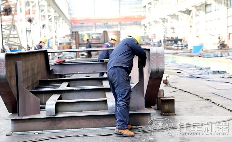 紅星青石移動(dòng)磕石機(jī)生產(chǎn)車(chē)間 紅星青石移動(dòng)磕石機(jī)生產(chǎn)車(chē)間