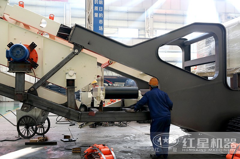 紅星技術(shù)工人在熟練的生產(chǎn)移動(dòng)磕石機(jī) 紅星技術(shù)工人在熟練的生產(chǎn)移動(dòng)磕石機(jī)