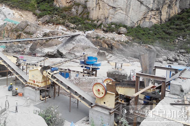 顎式破碎機(jī)、反擊破碎機(jī)、制沙機(jī)三機(jī)制沙現(xiàn)場(chǎng)