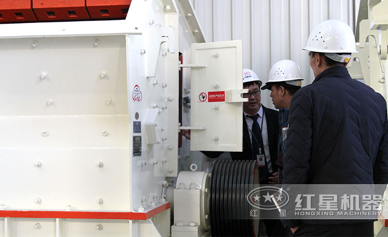 紅星技術(shù)經(jīng)理陪同用戶參觀考察反擊破碎機(jī) 紅星技術(shù)經(jīng)理陪同用戶參觀考察反擊破碎機(jī)