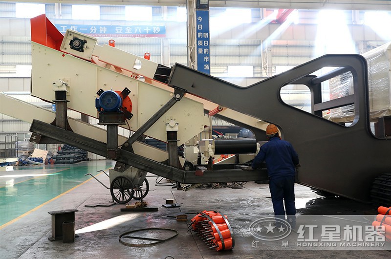 正在組裝篩分機(jī)的紅星技術(shù)工人 正在組裝篩分機(jī)的紅星技術(shù)工人