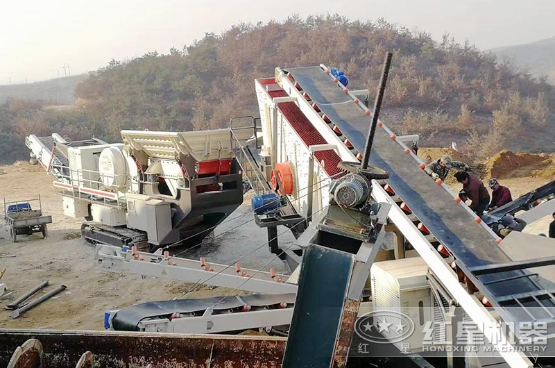 雙機(jī)作業(yè)的履帶移動破碎石子機(jī)現(xiàn)場 雙機(jī)作業(yè)的履帶移動破碎石子機(jī)現(xiàn)場