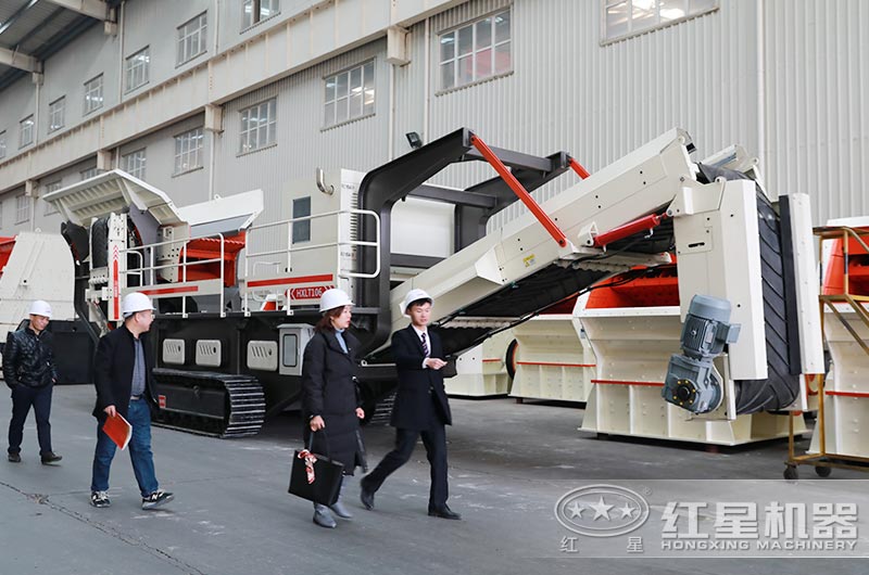 山東用戶來廠參觀履帶式移動破碎石子機(jī) 山東用戶來廠參觀履帶式移動破碎石子機(jī)