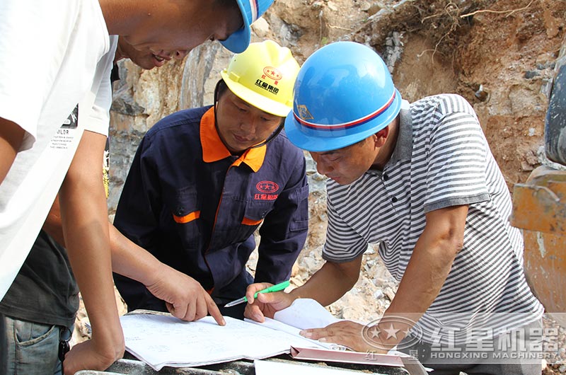 紅星技術(shù)人員現(xiàn)場勘查環(huán)境和石料為用戶設(shè)計生產(chǎn)流程 紅星技術(shù)人員現(xiàn)場勘查環(huán)境和石料為用戶設(shè)計生產(chǎn)流程