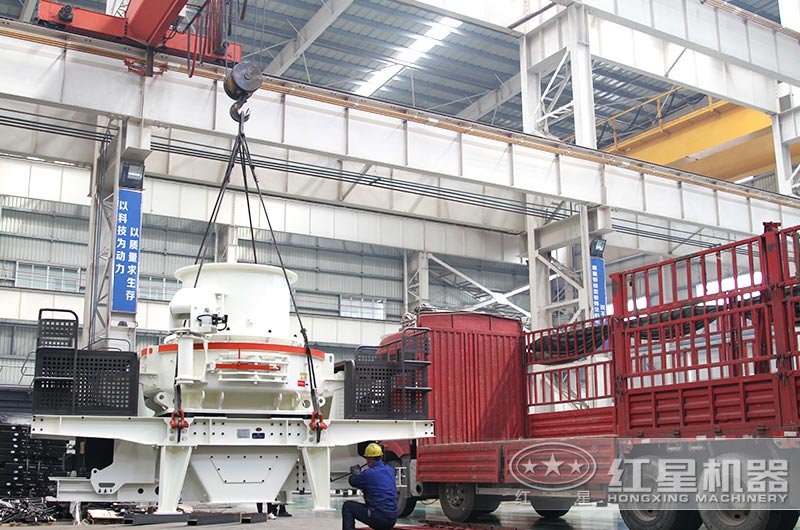 石頭磨成沙子的機(jī)器正在裝車 石頭磨成沙子的機(jī)器正在裝車