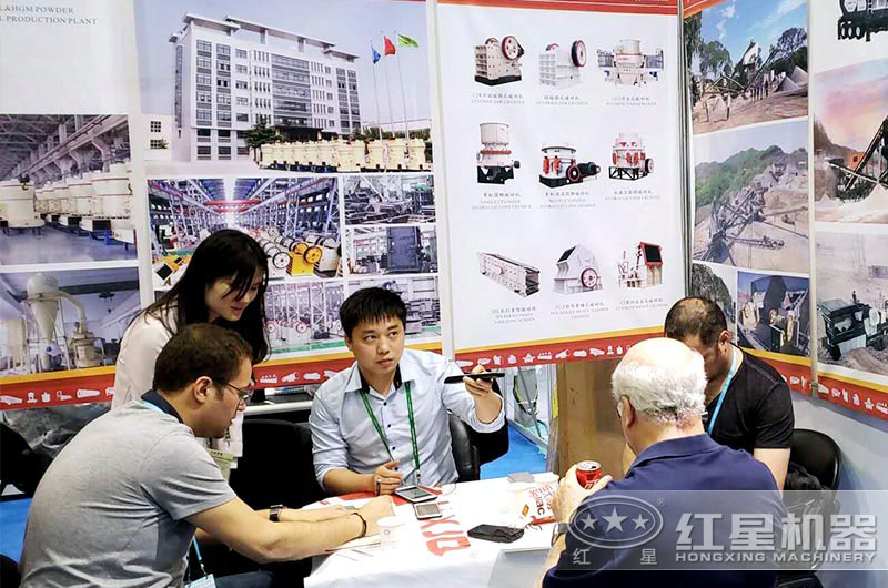 與國(guó)際客戶交談 與國(guó)際客戶交談