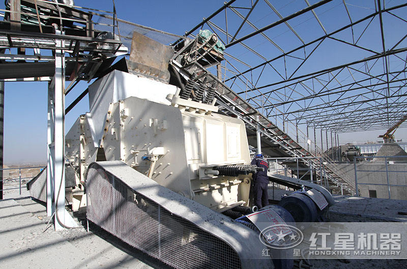 時(shí)產(chǎn)800噸雙反擊磕石機(jī)作業(yè)現(xiàn)場(chǎng) 時(shí)產(chǎn)800噸雙反擊磕石機(jī)作業(yè)現(xiàn)場(chǎng)